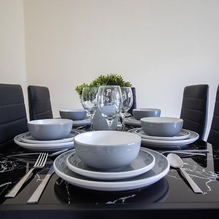 Newly Launched Two Bedroom House By Den Accommodation Short Lets & Serviced Accommodation With Garden London Ngoại thất bức ảnh