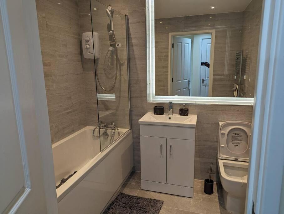Newly Launched Two Bedroom House By Den Accommodation Short Lets & Serviced Accommodation With Garden London Ngoại thất bức ảnh