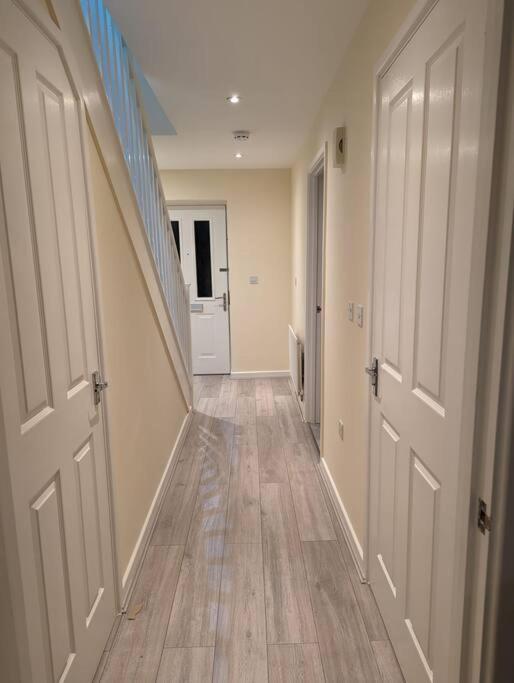 Newly Launched Two Bedroom House By Den Accommodation Short Lets & Serviced Accommodation With Garden London Ngoại thất bức ảnh