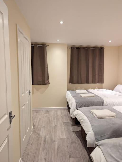 Newly Launched Two Bedroom House By Den Accommodation Short Lets & Serviced Accommodation With Garden London Ngoại thất bức ảnh