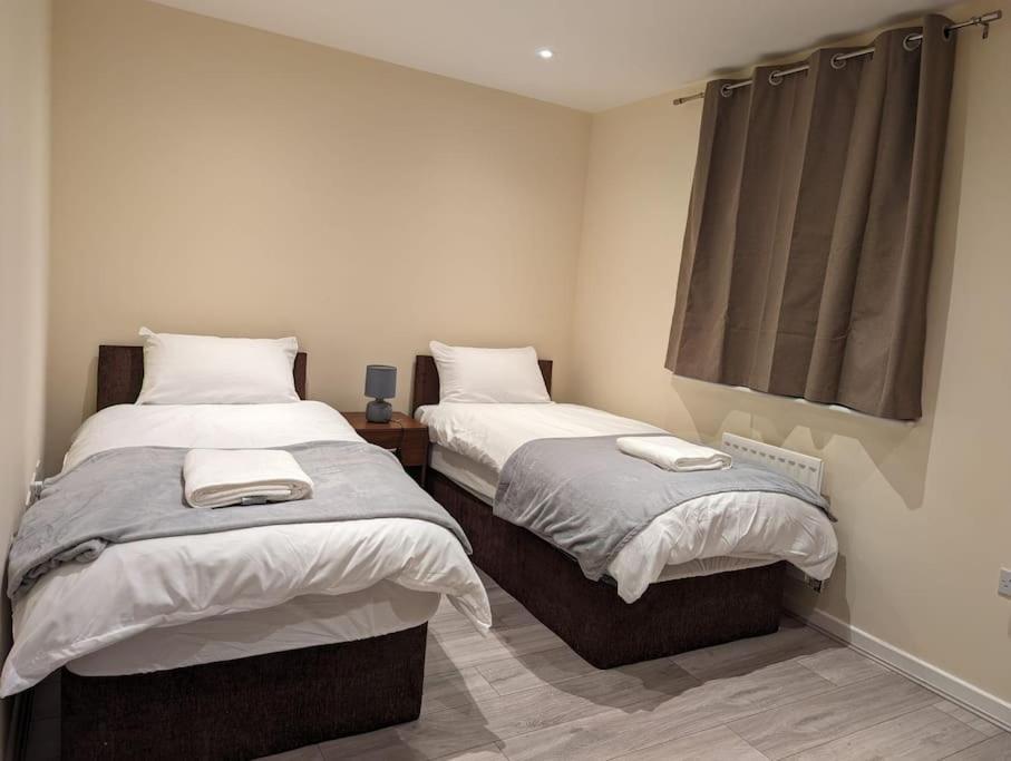 Newly Launched Two Bedroom House By Den Accommodation Short Lets & Serviced Accommodation With Garden London Ngoại thất bức ảnh