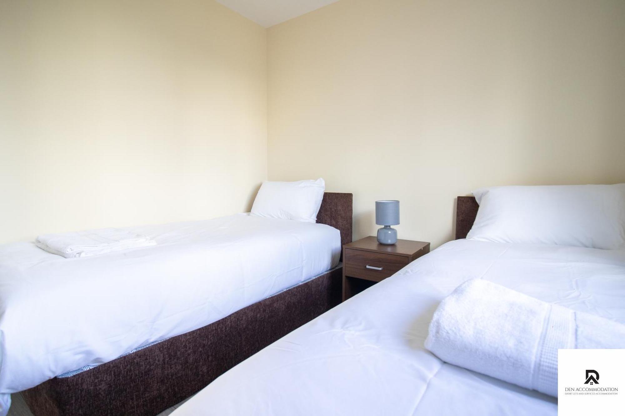 Newly Launched Two Bedroom House By Den Accommodation Short Lets & Serviced Accommodation With Garden London Ngoại thất bức ảnh