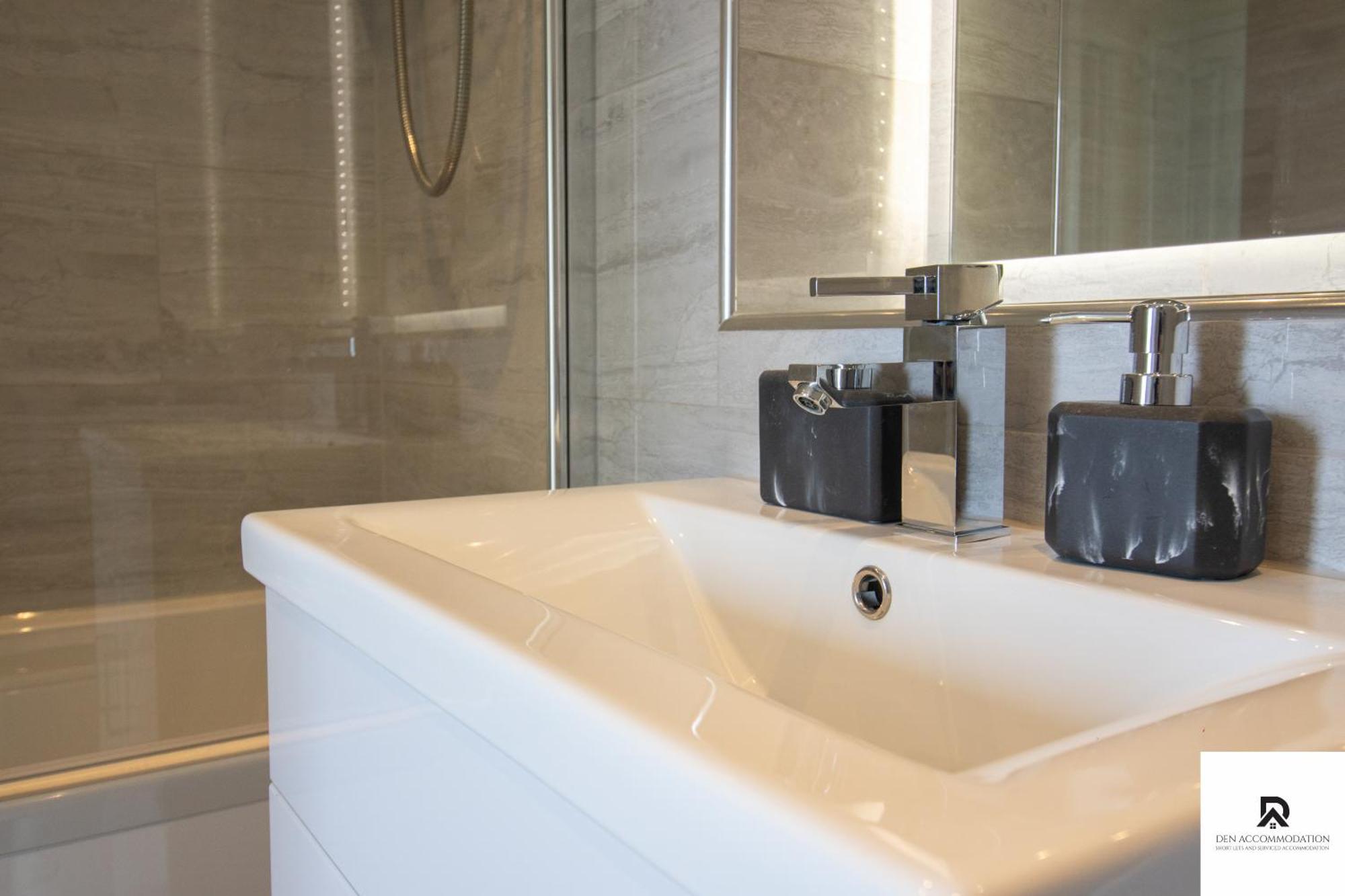 Newly Launched Two Bedroom House By Den Accommodation Short Lets & Serviced Accommodation With Garden London Ngoại thất bức ảnh