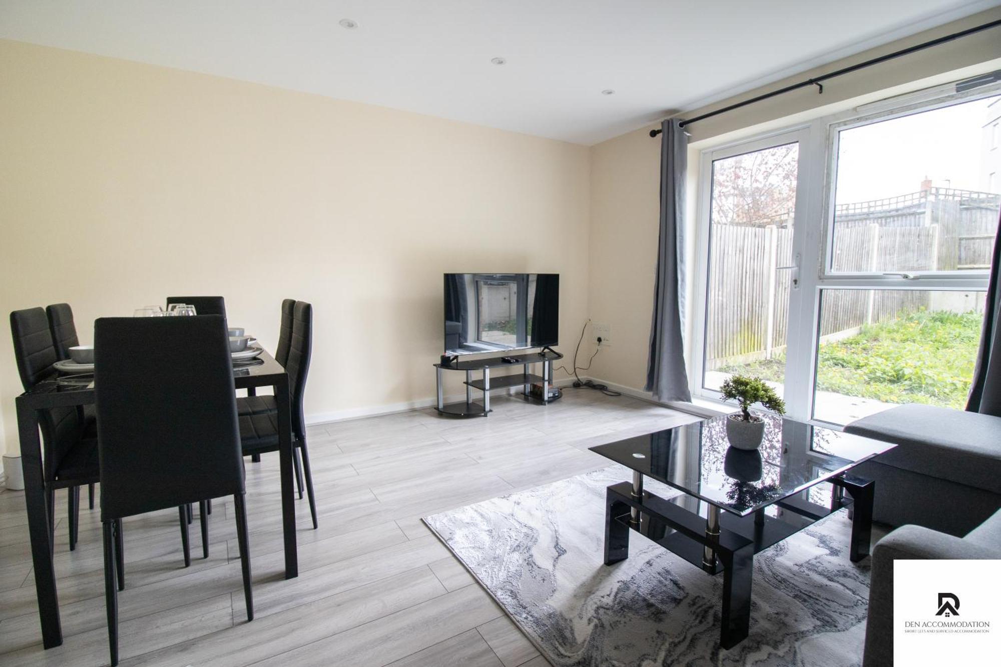 Newly Launched Two Bedroom House By Den Accommodation Short Lets & Serviced Accommodation With Garden London Ngoại thất bức ảnh