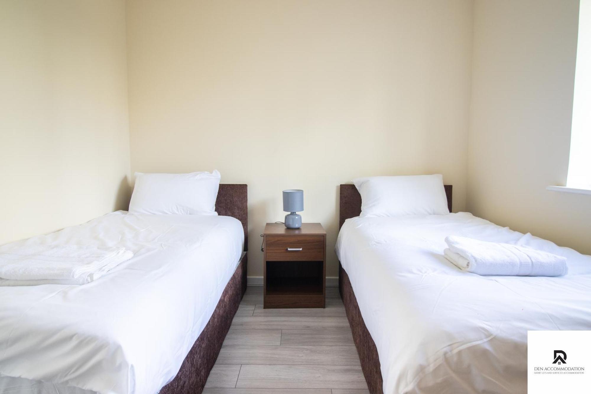 Newly Launched Two Bedroom House By Den Accommodation Short Lets & Serviced Accommodation With Garden London Ngoại thất bức ảnh