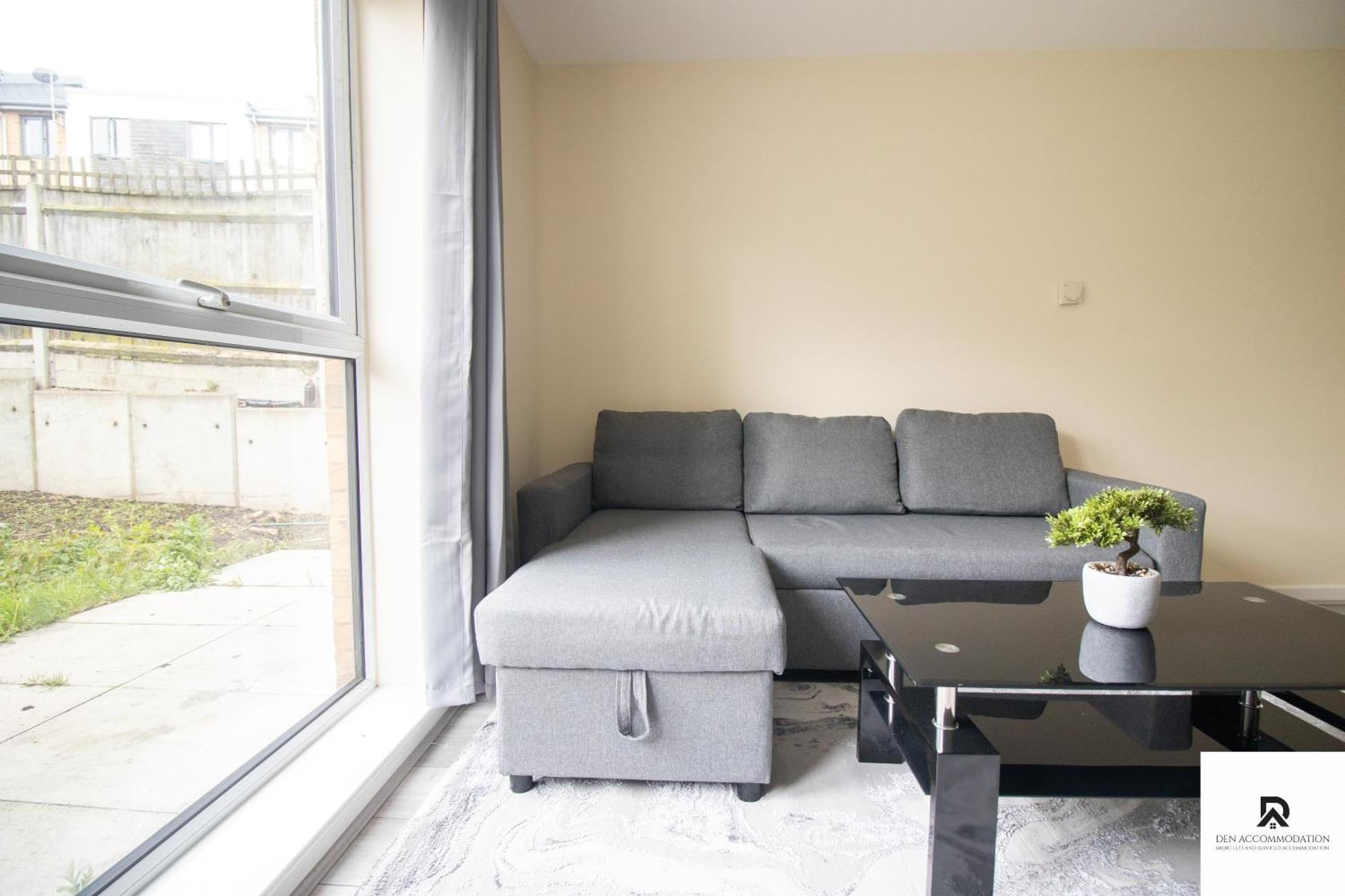 Newly Launched Two Bedroom House By Den Accommodation Short Lets & Serviced Accommodation With Garden London Ngoại thất bức ảnh